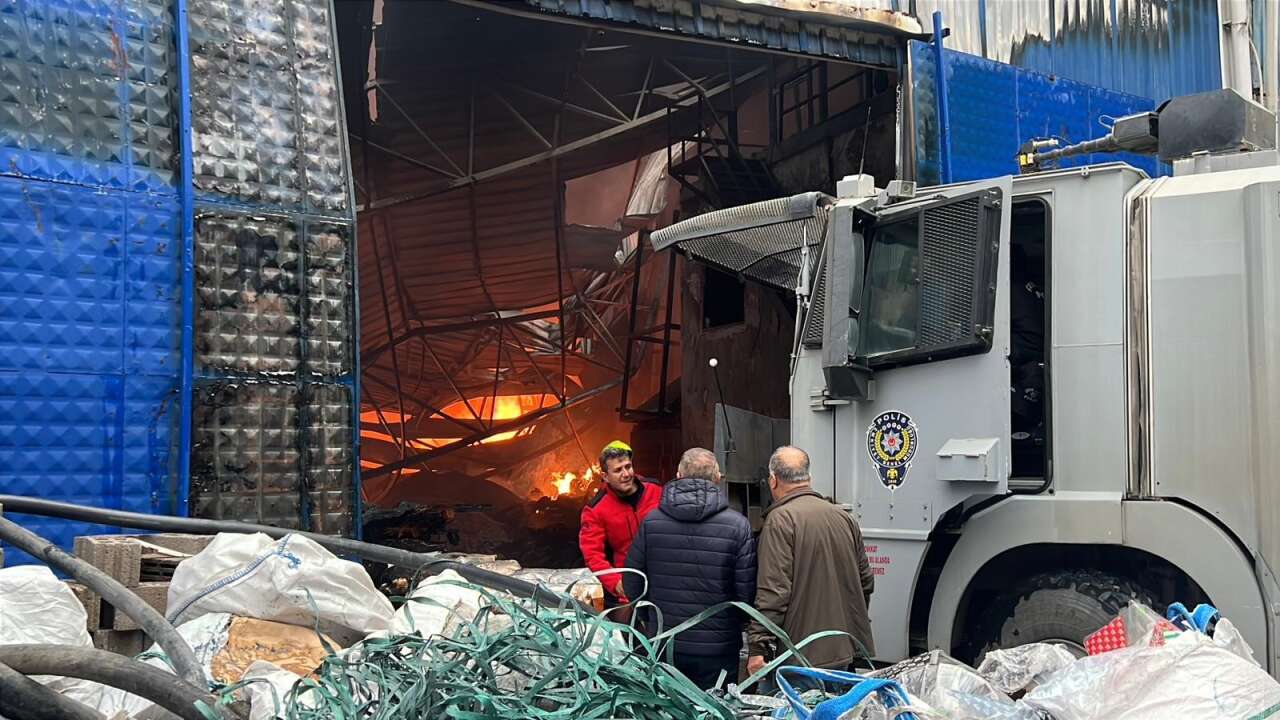 Geri dönüşüm fabrikasında yangın! Çok sayıda ekip sevk edildi 6